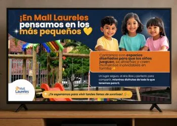 Pieza de Mall Laureles en una pantalla: tres niños sonríen junto al parque infantil del centro comercial.